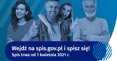 Plakat. Biały napis na niebieskim tle "Narodowy Spis Powszechny Ludności i Mieszkań 2021. Pod napisem widać cztery uśmiechnięte osoby. W dole plakatu logo GUS i hasło: Liczmy się dla Polski!