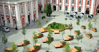 Zdjęcie przedstawia dziedziniec urzędu miasta.