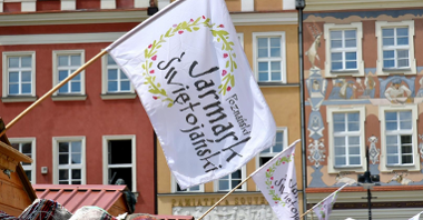 Zdjęcie przedstawia flagi z napisem "Poznański Jarmark Świętojański".