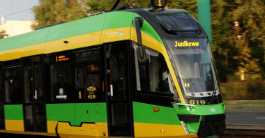 Zdjęcie przedstawia jadący tramwaj linii 1.