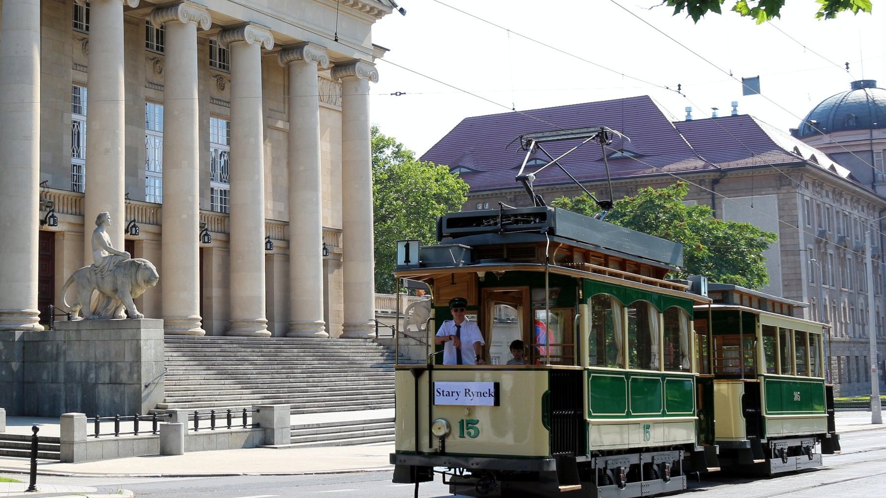 Zdjęcie przedstawia tramwaj przejeżdżający koło Opery. - grafika artykułu
