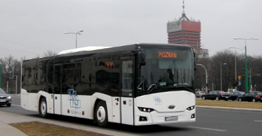 Zdjęcie przedstawia jadący autobus.