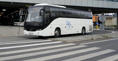 Zdjęcie przedstawia jadący autobus.