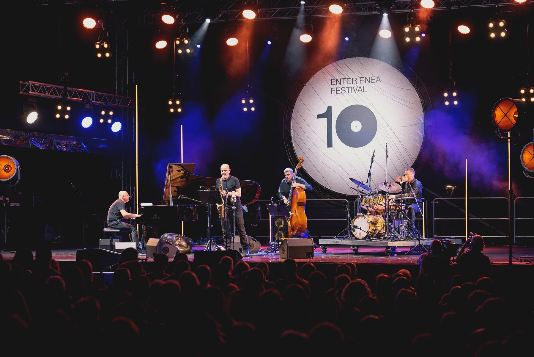 Zdjęcie przedstawia muzyków na scenie. W tle widać napis "Enter Enea Festival" oraz liczbę 10. - grafika artykułu
