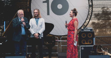 Zdjęcie przedstawia dwóch mężczyzn i kobietę na scenie. Jeden z nich to Leszek Możdżer, dyrektor artystyczny festiwalu.
