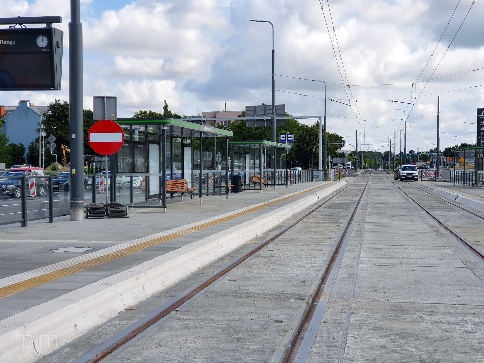 Zdjęcie przedstawiające rondo Rataje, na pierwszym planie przystanek tramwajowy i torowisko - grafika artykułu