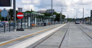 Zdjęcie przedstawiające rondo Rataje, na pierwszym planie przystanek tramwajowy i torowisko