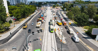 Widok na rondo Rataje, w centrum tramwaj i pojazdy budowy