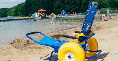 Zdjęcie przedstawia wózek amfibię stojący na plaży.