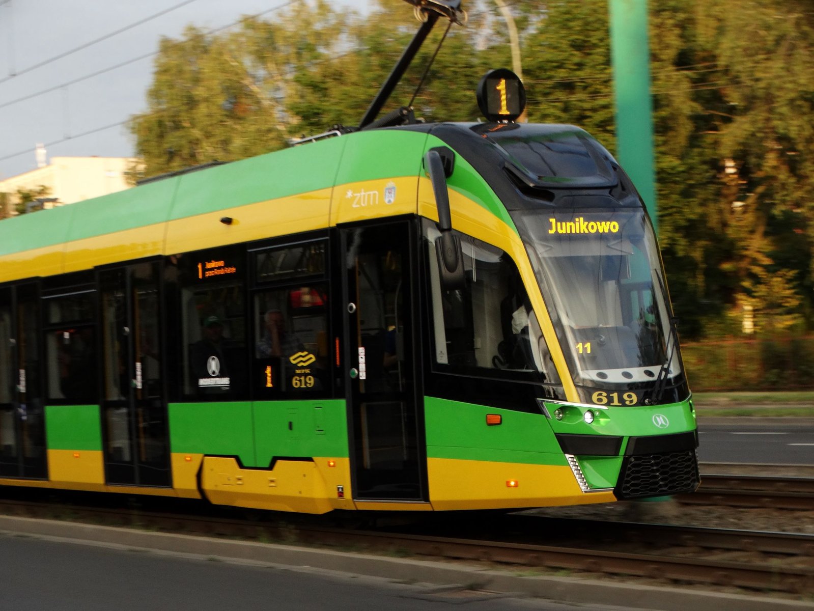 Zdjęcie przedstawia tramwaj linii 1. - grafika artykułu