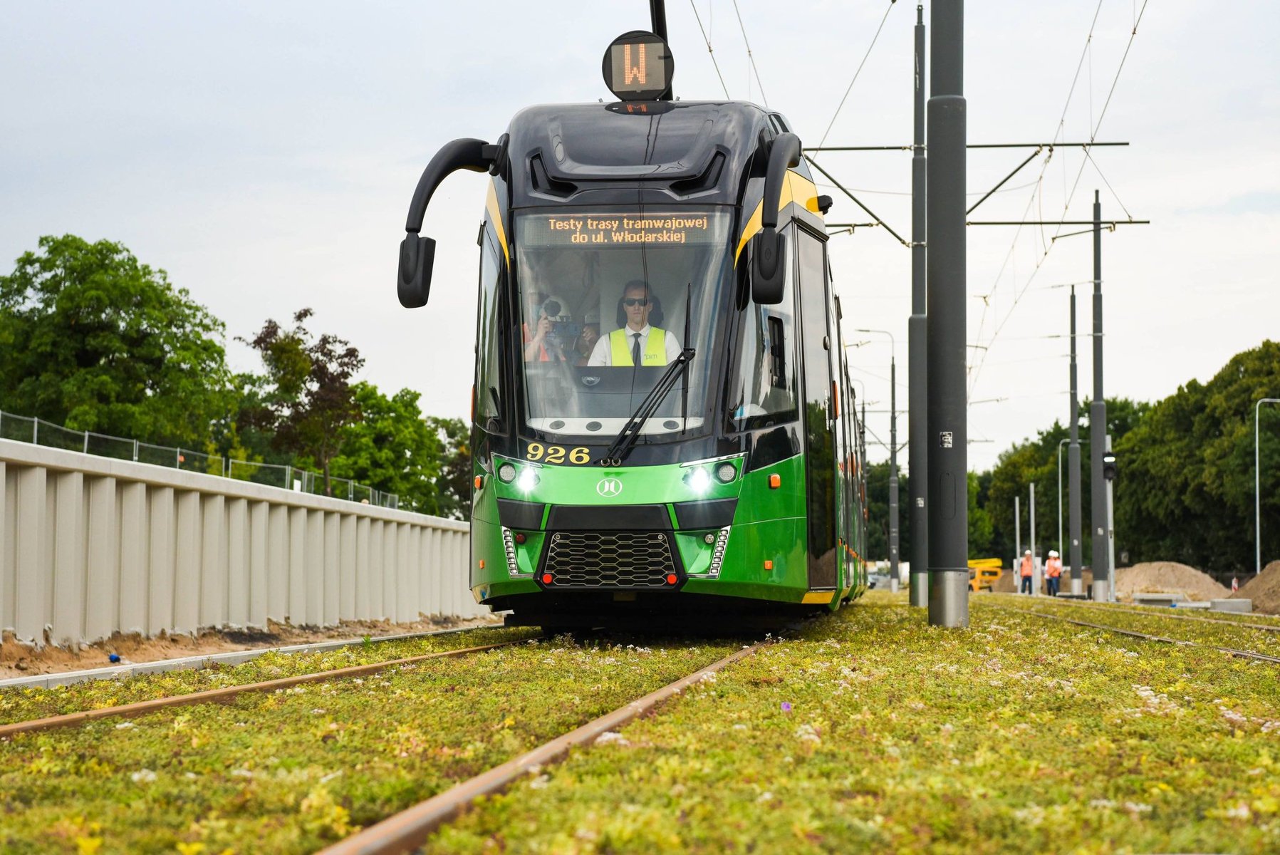 Zdjęcie przedstawia tramwaj na trasie do ul. Włodarskiej w trakcie testów - grafika artykułu