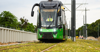 Zdjęcie przedstawia tramwaj na trasie do ul. Włodarskiej w trakcie testów