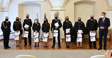 Galeria zdjęć z uroczystości z okazji Dnia Straży Gminnej - fotografie przedstawiają władze miasta i nagrodzonych strażników.