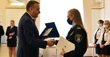 Galeria zdjęć z uroczystości z okazji Dnia Straży Gminnej - fotografie przedstawiają władze miasta i nagrodzonych strażników.