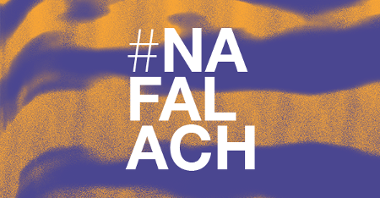 Grafika przedstawia napis "Na Falach" na granatowo żółtym tle.