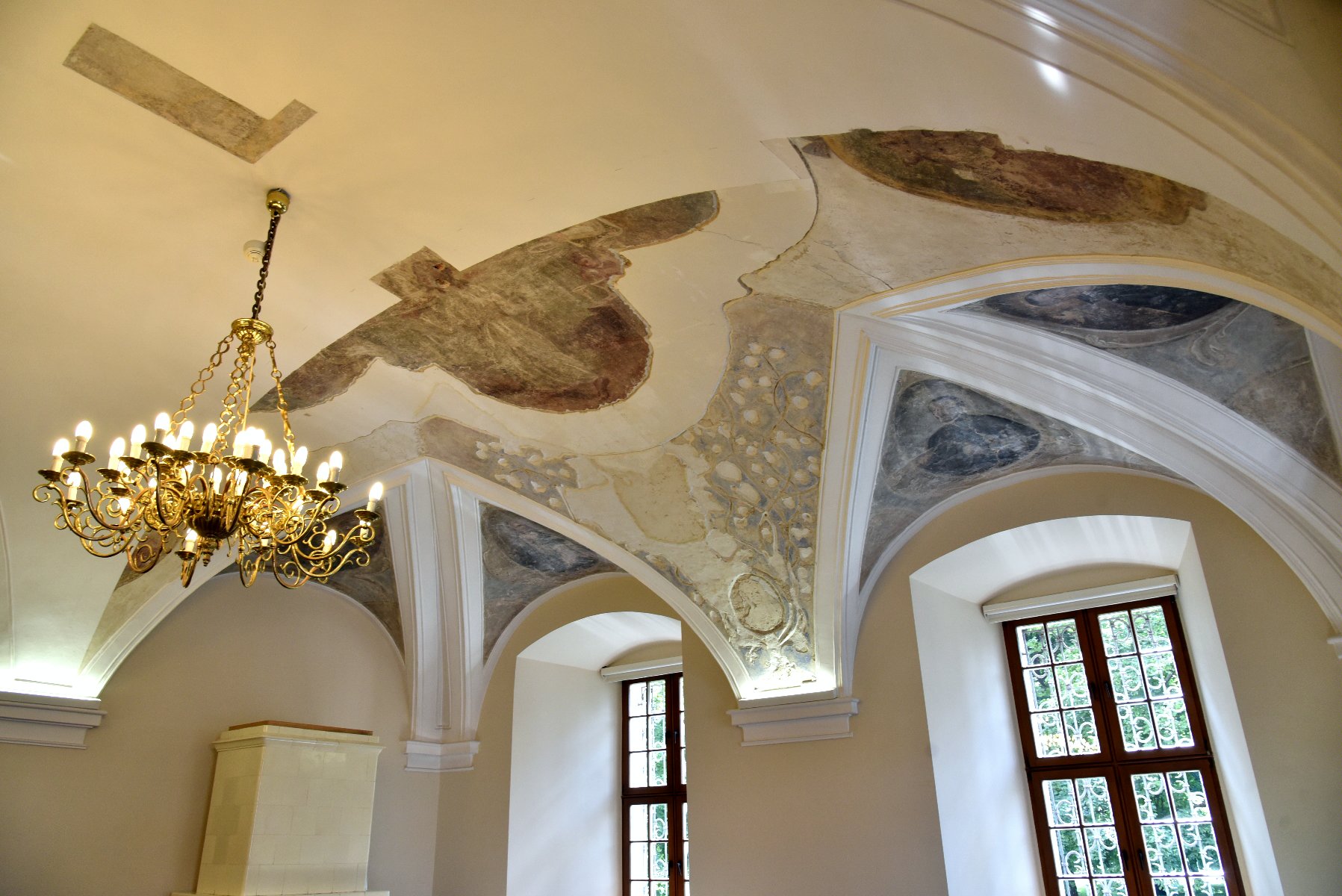 Galeria zdjęć przedstawia barokowe freski na suficie Sali Sesyjnej w urzędzie miasta. - grafika artykułu