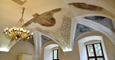 Galeria zdjęć przedstawia barokowe freski na suficie Sali Sesyjnej w urzędzie miasta.