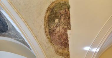 Galeria zdjęć przedstawia barokowe freski na suficie Sali Sesyjnej w urzędzie miasta.