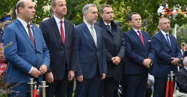 Zdjęcie przedstawia przedstawicieli władz centralnych, wojewódzkich i samorządowych podczas obchodów.
