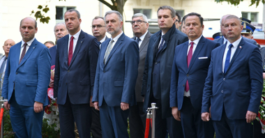 Zdjęcie przedstawia przedstawicieli władz centralnych, wojewódzkich i samorządowych podczas obchodów.