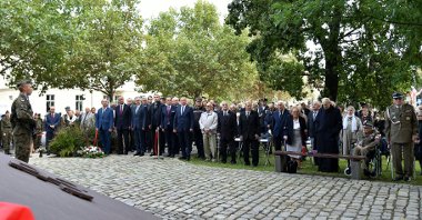 Zdjęcie przedstawia ludzi zgromadzonych przed Pomnikiem Polskiego Państwa Podziemnego.