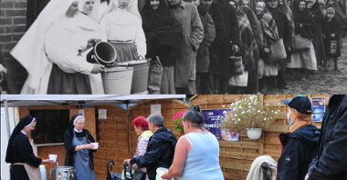 Kolaż dwóch zdjęć, na obu zakonnice wydają jedzenie czekającym w kolejce ludziom. Górne zdjęcie jest czarno-białe, sprzed ok. 100 lat, dolne współczesne