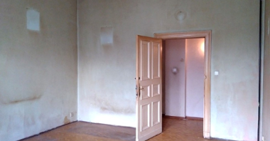 Galeria zdjęć przedstawia wnętrza mieszkań przeznaczonych do remontu w ramach kolejnej edycji akcji ZKZL.