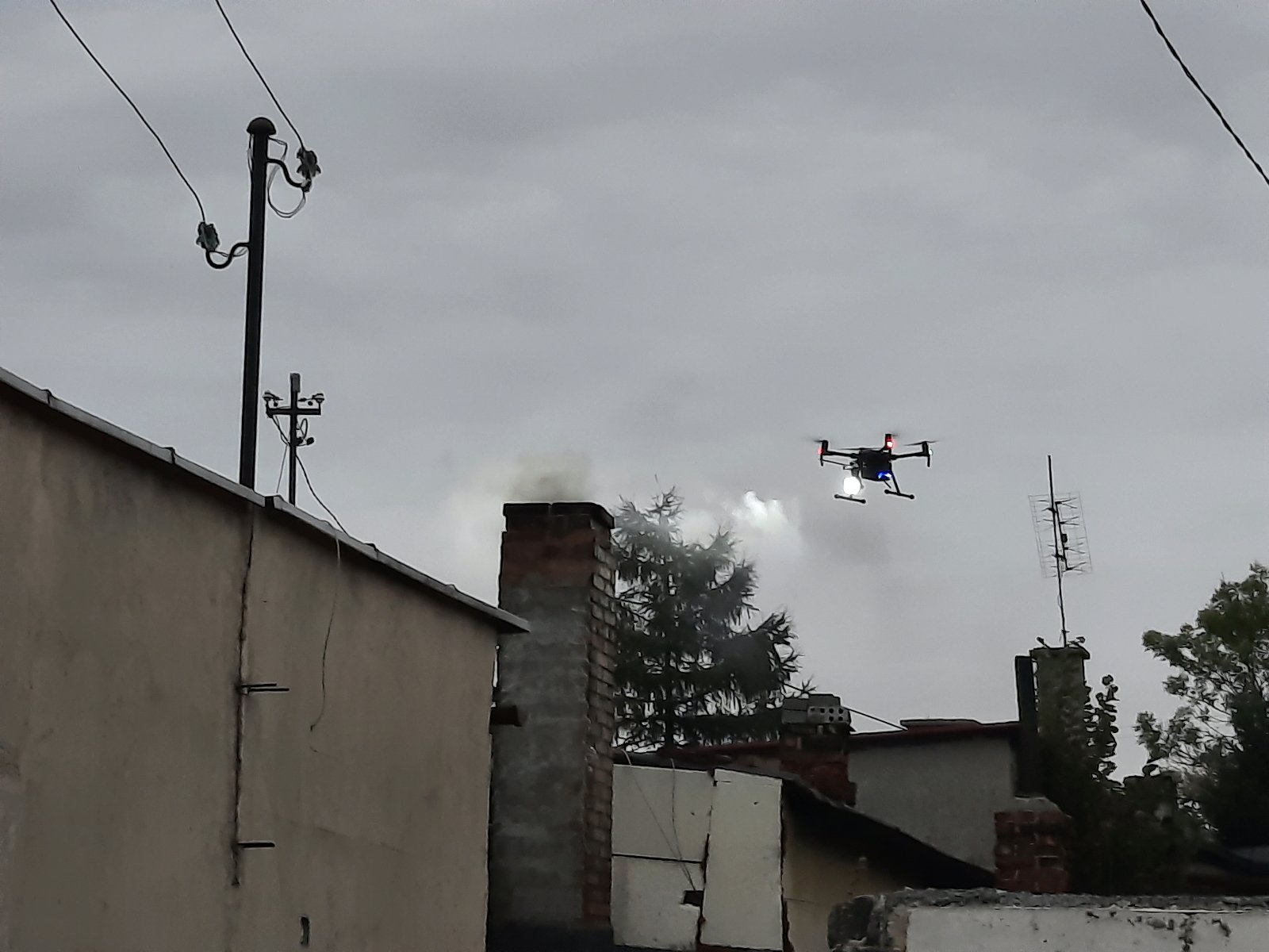 Zdjęcie przedstawia latającego drona. - grafika artykułu