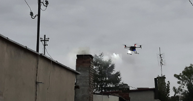 Zdjęcie przedstawia latającego drona.