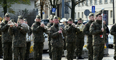 Na zdjęciu orkiestra wojskowa grająca na instrumentach dętych