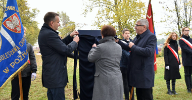 Zdjęcie przedstawia wiceprezydenta Poznania, przewodniczącego Rady Miasta Poznania oraz prezes ZNP podczas odsłaniania tablicy.