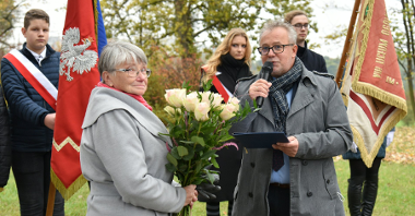 Zdjęcie przedstawia wicedyrektora Wydziału Oświaty oraz byłą prezes ZNP z kwiatami.