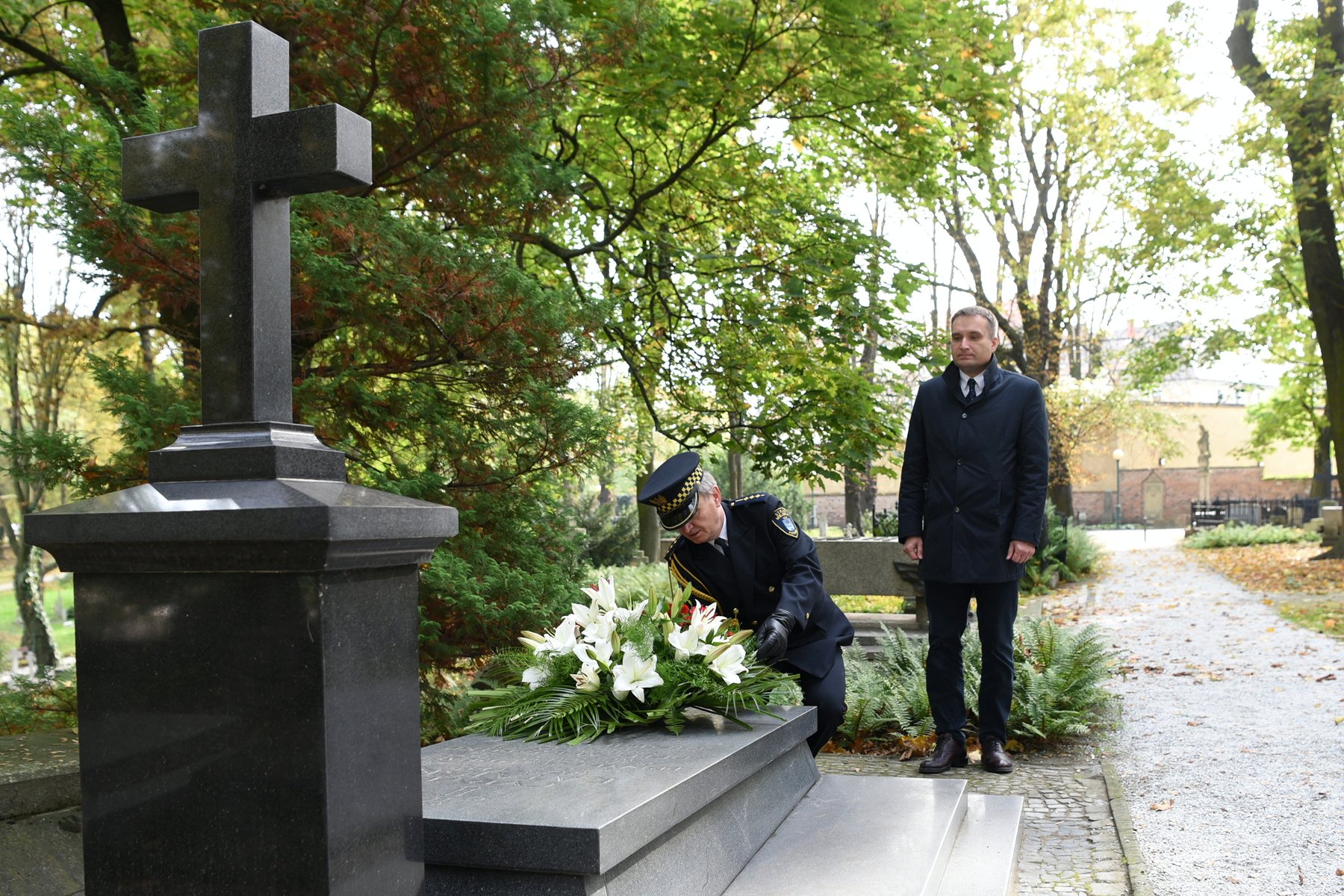 Galeria zdjęć przedstawia Mariusza Wiśniewskiego, zastępce prezydenta Poznania składającego wiązankę kwiatów na grobie Cyryla Ratajskiego. - grafika artykułu