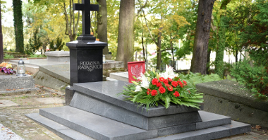 Galeria zdjęć przedstawia Mariusza Wiśniewskiego, zastępce prezydenta Poznania składającego wiązankę kwiatów na grobie Cyryla Ratajskiego.