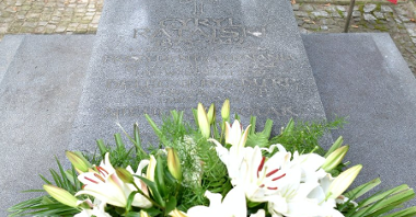 Galeria zdjęć przedstawia Mariusza Wiśniewskiego, zastępce prezydenta Poznania składającego wiązankę kwiatów na grobie Cyryla Ratajskiego.