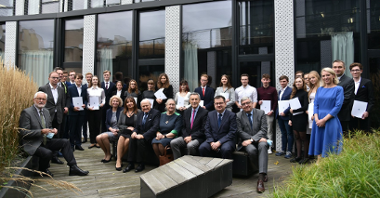Zdjęcie grupowe laureatów i finalistów olimpiad oraz rektorów uczelni i pracowników urzędu miasta.