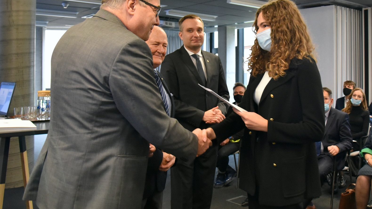 Galeria zdjęć przedstawia wręczenie stypendiów. Na każdej fotografii widać stypendystę, wiceprezydenta Wiśniewskiego, przewodniczącego Rady Miasta oraz prof. Legockiego.