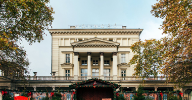 Galeria zdjęć przedstawia konferencję dotyczącą Betlejem Poznańskiego. Widać na niej uczestników spotkania oraz pierwsze świąteczne dekoracje i stragany.