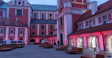 Na zdjęciu budynek urzędu miasta na placu Kolegiackim, podświetlony na czerwono