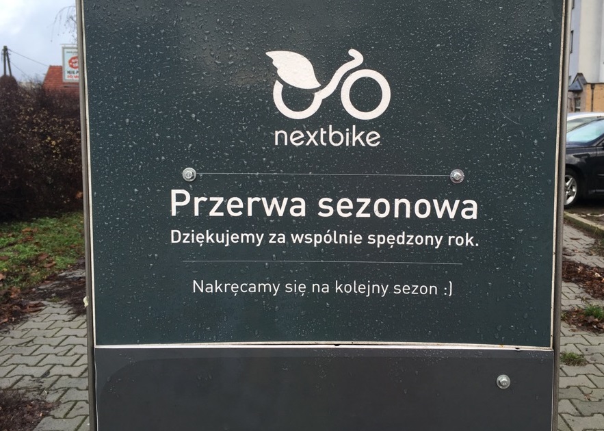 Tabliczka informująca o przerwie zimowej Poznańskiego Roweru Miejskiego - grafika artykułu