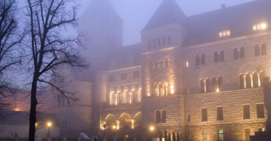 Zdjęcie przedstawia budynek Zamku Cesarskiego. Na zdjęciu widać także mgłę, która spowija budynek.