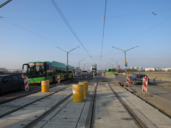 Widok na przebudowywaną trasę tramwajową na moście Królowej Jadwigi - grafika artykułu