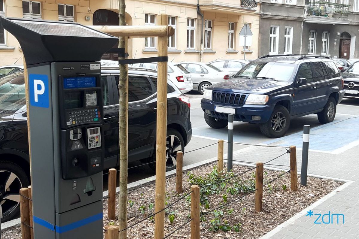 Parkomat i auta zaparkowane wzdłuż ulic na Łazarzu - grafika artykułu