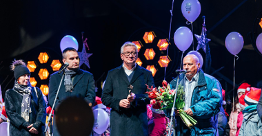 Na zdjęciu grupa osób na scenie, w tym prezydent Poznania i jego zastępca