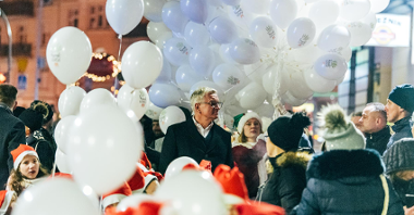 Na zdjęciu grupa ludzi, w niej Jacek Jaśkowiak, prezydent Poznania, w tle i wokół dużo białycch balonów