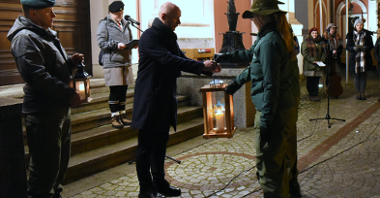 Zdjęcie przedstawia harcerzy przekazujących lampion ze światłem wiceprezydentowi.