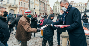 Galeria zdjęć przedstawia akcję rozdawania flag powstańczych poznaniakom na Starym Rynku.
