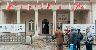 Galeria zdjęć przedstawia akcję rozdawania flag powstańczych poznaniakom na Starym Rynku.