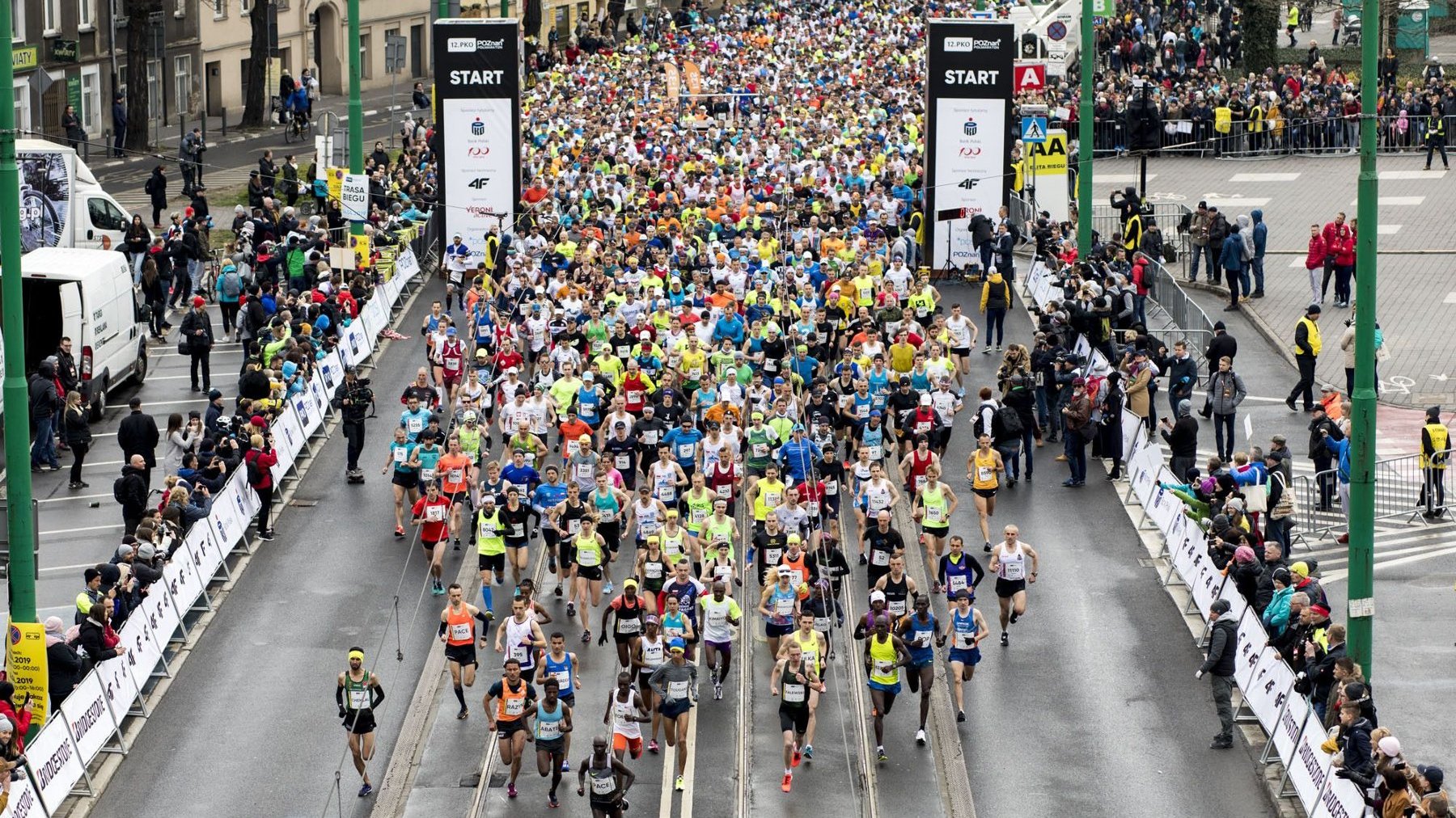 Zdjęcie przedstawia tłum biegaczy na ulicy. - grafika artykułu