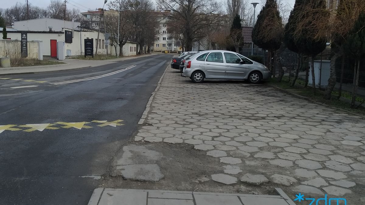 Ulica Dworska przed budową chodnika - grafika artykułu